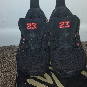 Toddler LeBron XVII, Black and red